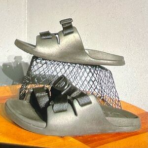 Chaco chillo slides kids size 2